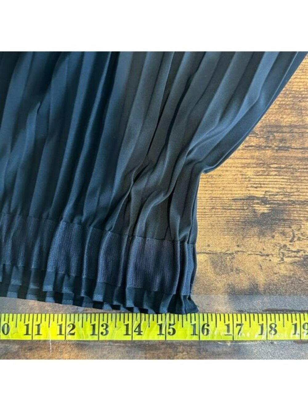 Athleta Hayes Pleated Skirt Medium Black EUC Travel Minimalist Anti Wrinkle - Picture 3 of 9